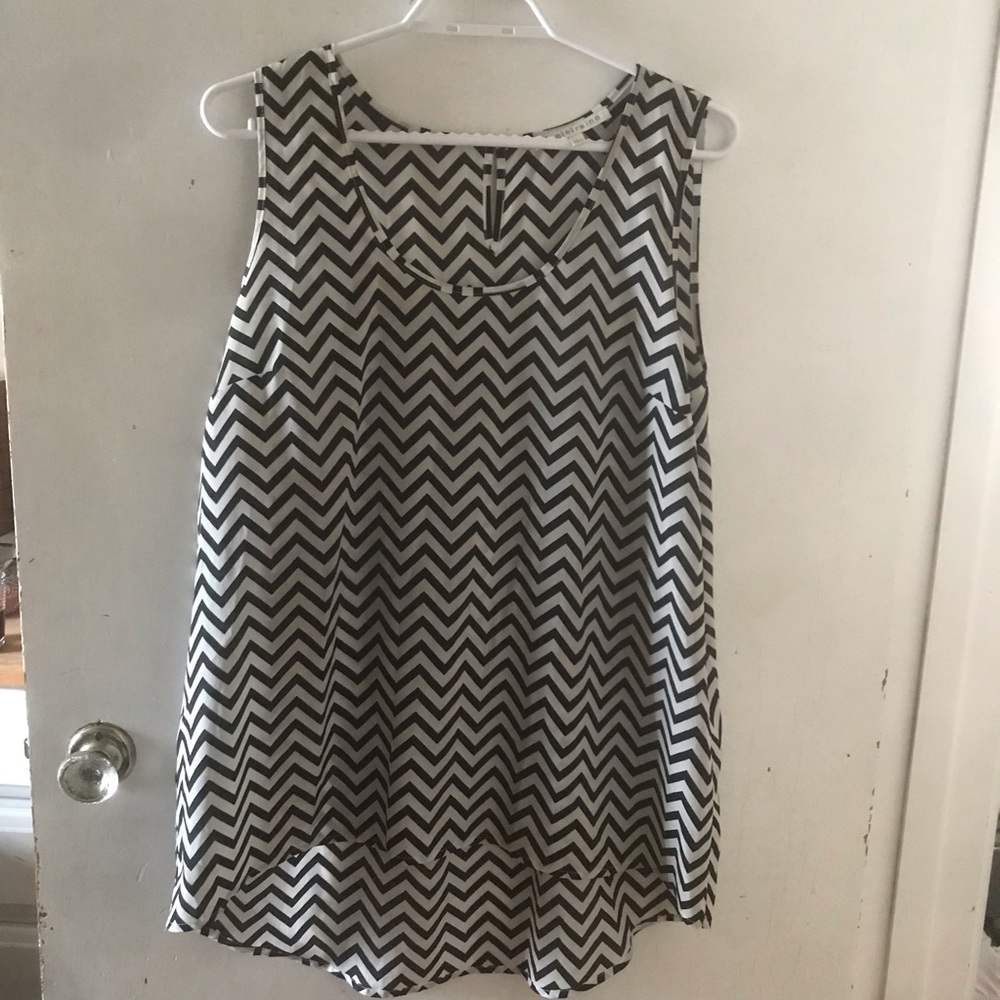 Patterned top - Picture 3 of 5